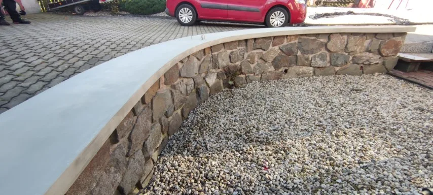Záchrana betonové lavice na kamenné zídce — fotografie 1