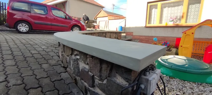 Záchrana betonové lavice na kamenné zídce — fotografie 2