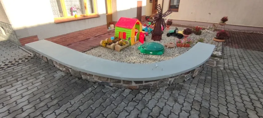 Záchrana betonové lavice na kamenné zídce — fotografie 3