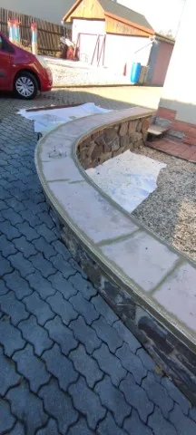 Záchrana betonové lavice na kamenné zídce — fotografie 5