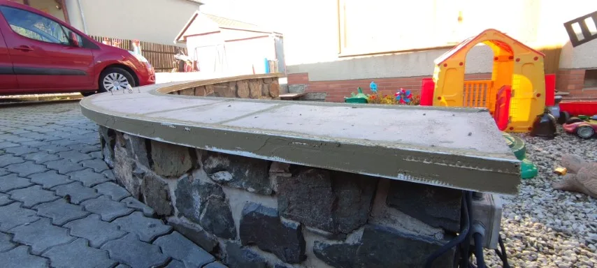 Záchrana betonové lavice na kamenné zídce — fotografie 6