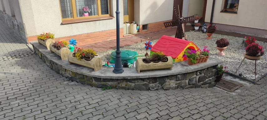 Záchrana betonové lavice na kamenné zídce
